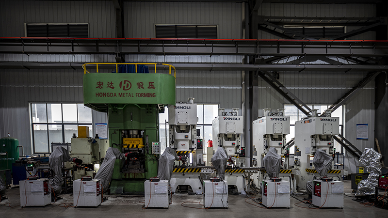 “拖車鉤”機(jī)器人生產(chǎn)線